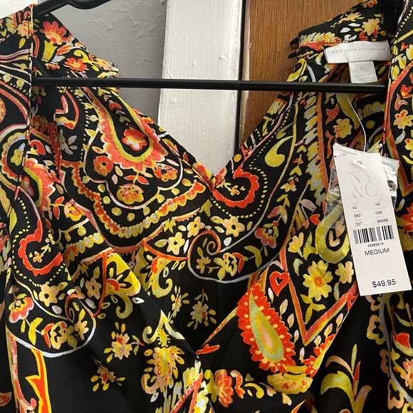 🧚🏽♂️New York & Company- V-neck pattern summer blouse🧚🏽♂️ - Picture 4 of 6